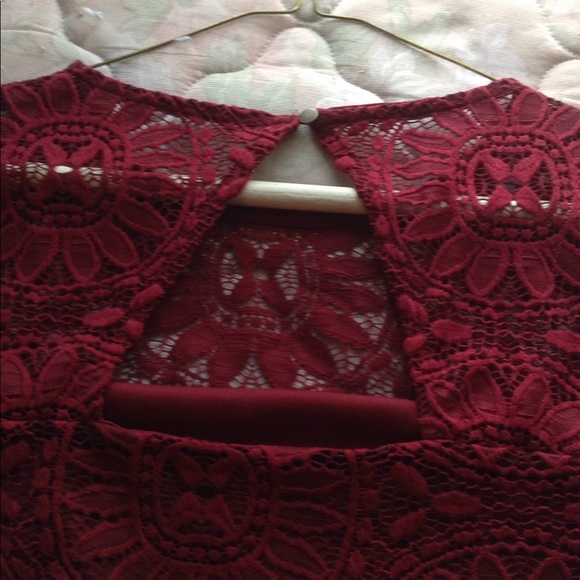 Red lace crop top - Picture 3 of 4
